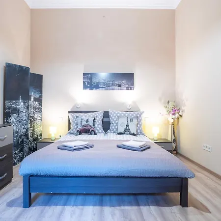 Near Opera In Downtown Lejlighed